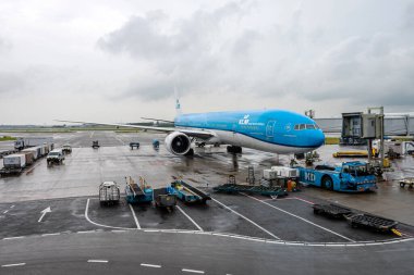 Amsterdam, Hollanda - 5 Haziran 2019: Klm - Amsterdam Schiphol Havaalanı kapısında park etmiş Kraliyet Hollanda Havayolları uçakları 