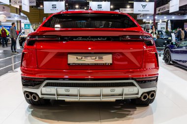 Riga, Letonya - 12 Nisan 2019: pahalı lüks spor arazi aracı Lamborghini Urus. Arka plan - resim