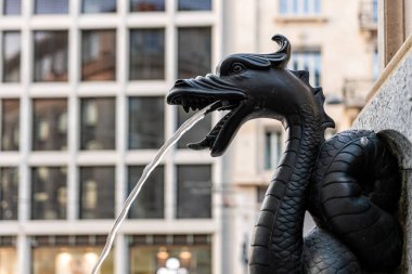 Escalade Çeşmesi, Çeşme 'de bronz ejderin içinden fışkıran su, yakın plan, Cenevre, İsviçre - görüntü