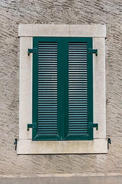 一个有绿色百叶窗的石头房子的立面 法国边境形象 — 图库照片