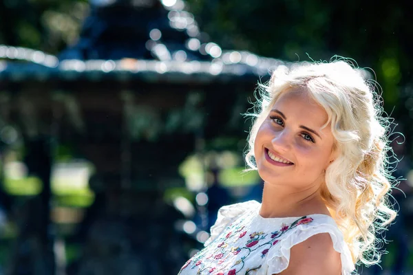 Portrait Young Smiling Blonde Woman Blurry Fountain Background — Stock Photo, Image