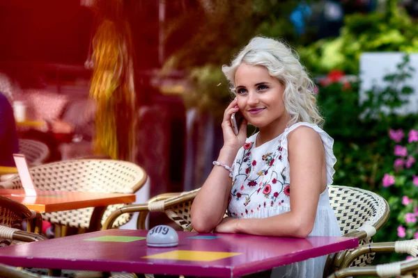 Femme Affaires Blonde Émotionnelle Parlant Téléphone Dans Café Extérieur Premier — Photo