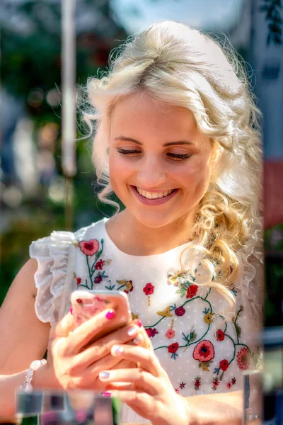 Une Jeune Femme Blonde Sympathique Utilisant Smartphone Portrait Une Femme — Photo