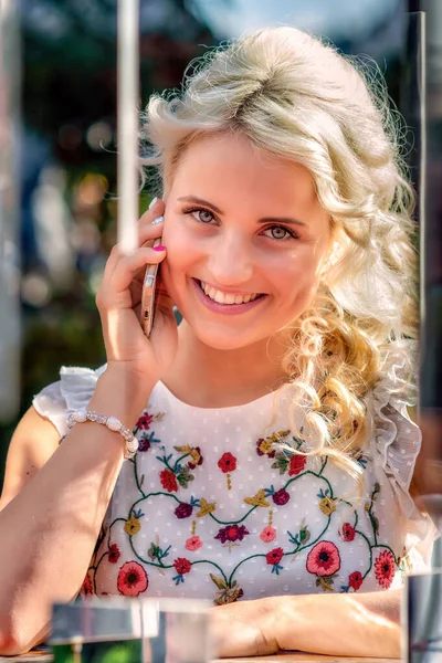 Young Sympathetic Blonde Woman Using Smartphone Portrait Woman Mirror Installation — Stock Photo, Image