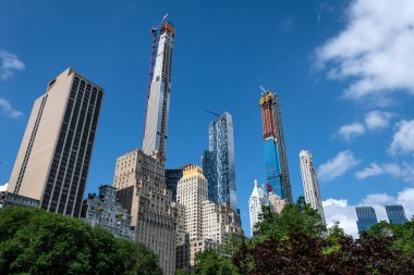 Midtown Manhattan, New York City Central Park South silueti manzaralı Central Park'ta ağaçlar
