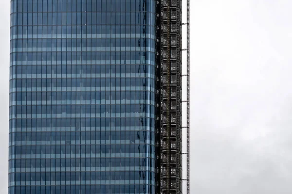 Primer Plano Moderno Edificio Oficinas Contra Cielo Gris Manhattan Nueva —  Fotos de Stock