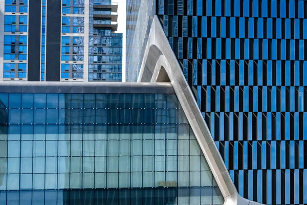 Крупный План Фасада Стеклянного Офисного Здания Окнами Текстурой Архитектурой — стоковое фото