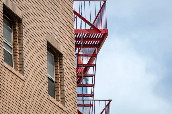 Cihly Budovy Fasády Požárním Schodištěm — Stock fotografie