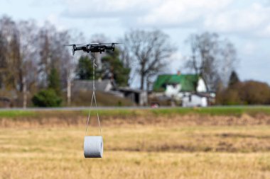 Drone tuvalet kağıdı rulosuyla müşteriye uçuyor. Drone teslimatı konsepti.