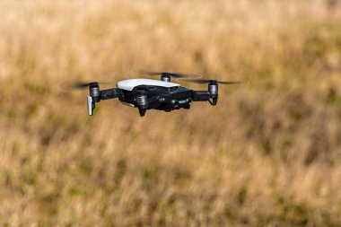 İlkbaharda tarım sahasında uçan insansız hava aracının yakın görüntüsü, tarım endüstrisindeki teknoloji yeniliği