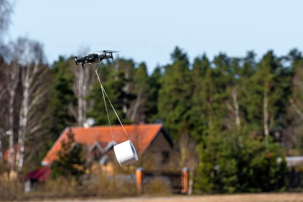 Drone Sta Volando Con Rotolo Carta Igienica Cliente Concetto Consegna — Foto Stock