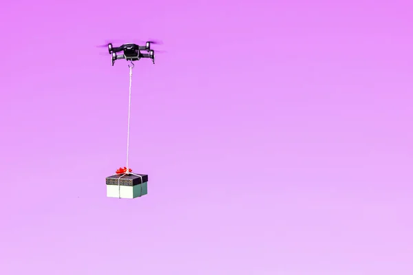 Многооптический Беспилотник Подарочной Коробкой Изолированной Розовом Фоне Концепция Современного Метода — стоковое фото