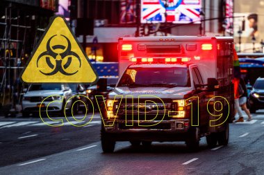Coronavirus uyarısı, Manhattan sokaklarında yanıp sönen parlayan bir ambulans aracının arka planında. Sağlık görevlileri için yıkıcı bir virüsle mücadele kavramı.