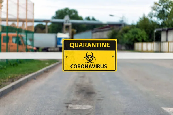 Automatyczna Bariera Znakiem Ostrzegawczym Koronawirusa Koncepcja Zapobiegania Rozprzestrzenianiu Się Covid — Zdjęcie stockowe
