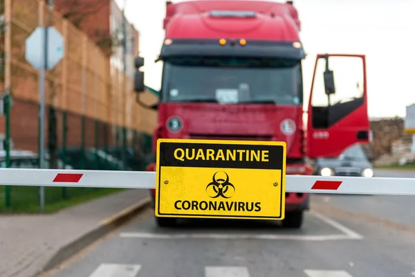 Ciężarówka Stoi Barierze Znakiem Ostrzegawczym Przed Wirusami Koncepcja Zapobiegania Wirusom — Zdjęcie stockowe