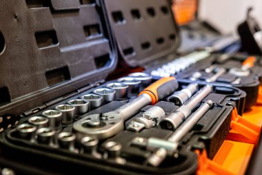 Araba tamirhanesinde özel aletlerle dolu bir kutu, yakın plan - görüntü