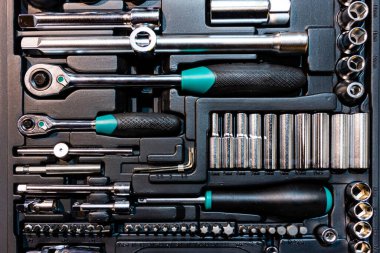 Araba tamirhanesinde özel aletlerle dolu bir kutu, yakın plan - görüntü