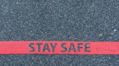 Kırmızı çizgi ve metin içeren asfalt yolun üst görünümü KALA SAFE, kısıtlama veya güvenlik uyarısı kavramı