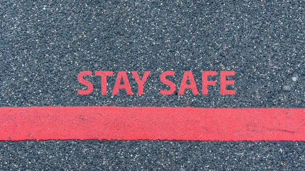 Widok Drogi Asfaltowej Czerwoną Linią Tekstem Stay Bezpieczeństwo Koncepcja Ostrzegania — Zdjęcie stockowe