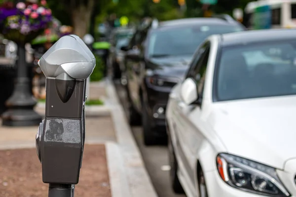 Uma Fila Carros Estacionados Lado Rua Uma Máquina Pagamento Estacionamento — Fotografia de Stock