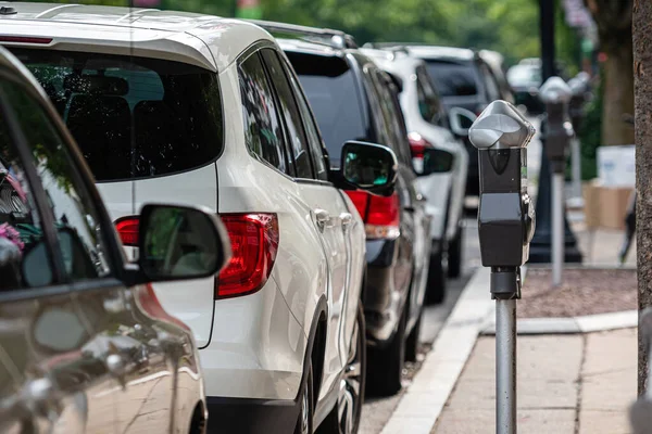 Uma Fila Carros Estacionados Lado Rua Uma Máquina Pagamento Estacionamento — Fotografia de Stock