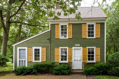 Cold Spring Village, Cape May, NJ, ABD - 18 Haziran 2019: Ev, Cape May County 'de daha çok görüldüğü gibi salonda değil de meydanda başlayan alışılmadık pencere merdivenleriyle dikkat çekiyor.