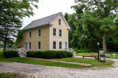 Cold Spring Village, Cape May, NJ, ABD - 18 Haziran 2019: Ewing-Douglass House, 19. yüzyılın ortalarında popüler olan ve 1850 yılında inşa edilen iki tarzın bir yorumlamasıdır.
