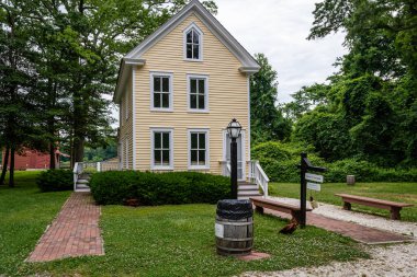 Cold Spring Village, Cape May, NJ, ABD - 18 Haziran 2019: Ewing-Douglass House, 19. yüzyılın ortalarında popüler olan ve 1850 yılında inşa edilen iki tarzın bir yorumlamasıdır.