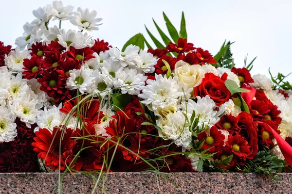 Gros Plan Des Bouquets Blancs Rouges Mise Point Sélective — Photo