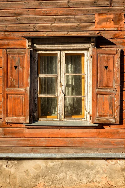 Janelas Com Persianas Abertas Uma Antiga Casa Madeira — Fotografia de Stock