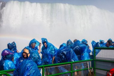 Niagara Şelalesi, New York, ABD - 12 Haziran 2019: Niagara Şelalesi 'nin suları altında bir tur teknesinde mutlu ziyaretçiler