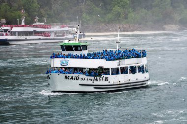 Niagara Şelalesi, New York, ABD - 13 Haziran 2019: Turist dolu gemi Niagara Şelalesi 'ne taşındı, Falls tekne turu deneyimi Kuzey Amerika' nın en eski eğlencesi ve 1846 'dan beri milyonlarca ziyaretçi çekti.