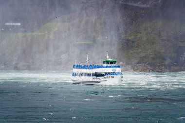 Niagara Şelalesi, New York, ABD - 13 Haziran 2019: Turist dolu gemi Niagara Şelalesi 'ne taşındı, Falls tekne turu deneyimi Kuzey Amerika' nın en eski eğlencesi ve 1846 'dan beri milyonlarca ziyaretçi çekti.