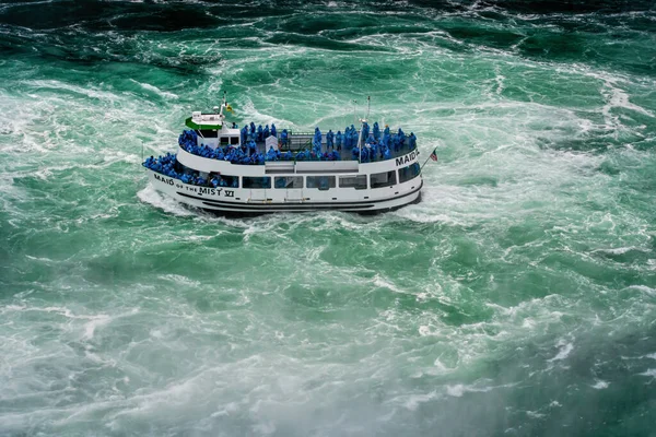 Wodospad Niagara Usa Czerwca 2019 Statek Turystami Przenosi Się Wodospadów — Zdjęcie stockowe