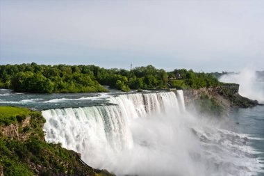 Niagara Amerika Birleşik Devletleri ve Kanada arasında düşer.