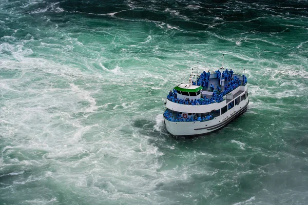 Statek Turystów Przenosi Się Wodospadów Niagara Falls Doświadczenie Wycieczka Łodzią — Zdjęcie stockowe