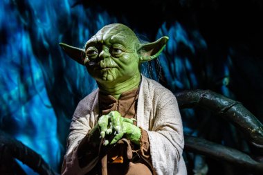 Londra, İngiltere, İngiltere - 2 Ocak 2020: Star Wars 'taki Usta Yoda' nın Balmumu heykelleri, Madame Tussauds balmumu müzesi, popüler turistik etkinliklerden biri.