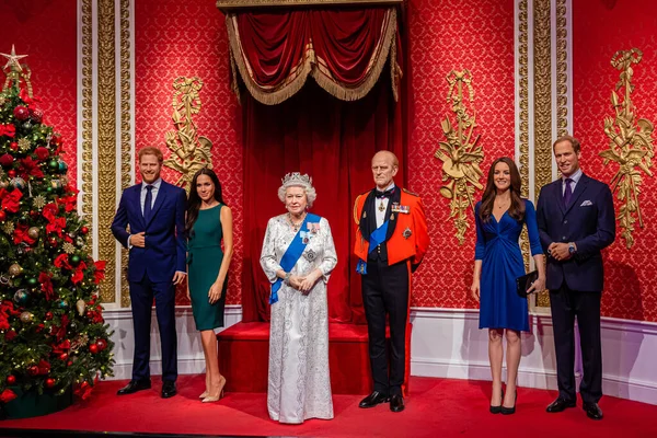 Londra, İngiltere, İngiltere - 2 Ocak 2020: İngiliz Kraliyet Ailesi 'nin balmumu heykelleri, Madame Tussauds balmumu müzesi, popüler turistik etkinliklerden biri.