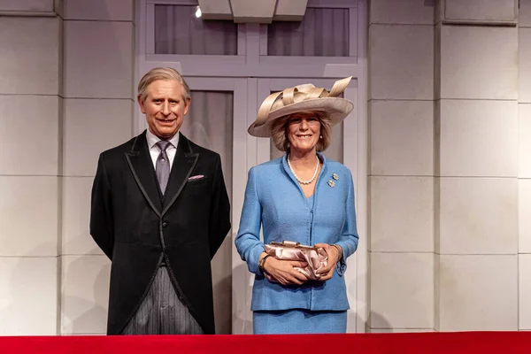 Londra, İngiltere, İngiltere - 2 Ocak 2020: Prens Charles ve Prenses Camilla 'nın balmumu heykelleri, Madame Tussauds balmumu müzesi, popüler turistik etkinliklerden biri.
