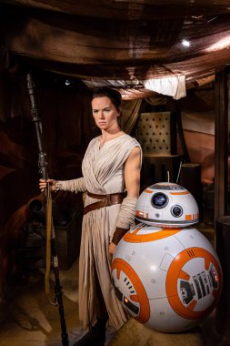 Londra, İngiltere - 2 Ocak 2020: Madame Tussauds Balmumu Müzesi. Daisy Ridley, Star Wars 'dan Rey rolünde Son Jedi, gerçekçi canlı benzeri model