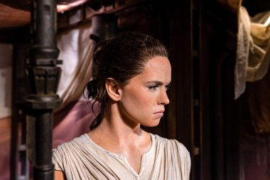 Londra, İngiltere - 2 Ocak 2020: Madame Tussauds Balmumu Müzesi. Daisy Ridley, Star Wars 'dan Rey rolünde Son Jedi, gerçekçi canlı benzeri model