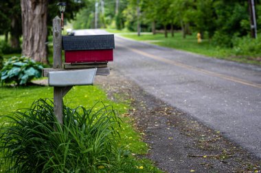Geleneksel bir Amerikan posta kutusu Penfield, New York 'ta bir köy yolunun kenarında.