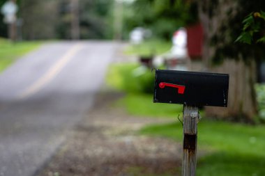 Geleneksel bir Amerikan posta kutusu Penfield, New York 'ta bir köy yolunun kenarında.