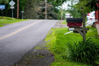 Geleneksel bir Amerikan posta kutusu Penfield, New York 'ta bir köy yolunun kenarında.