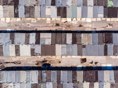 Riga, Letonya 'nın uyuyan bölgesindeki birçok beton garajın havadan aşağı görüntüsü, park konsepti..