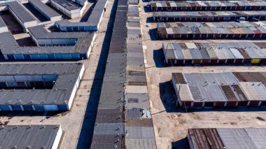 Riga, Letonya 'nın uyuyan bölgesindeki birçok beton garajın havadan aşağı görüntüsü, park konsepti..