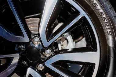 Boyalı ve krom tekerli araba tekerleği, yakın plan görüntü