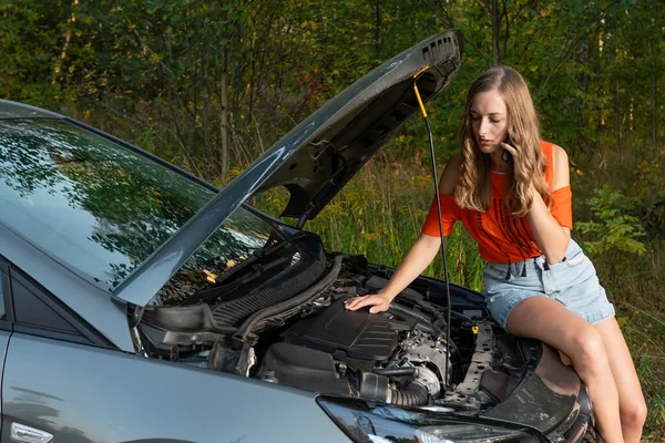 Junge Frau Der Nähe Von Kaputtem Auto Telefoniert Und Braucht — Stockfoto