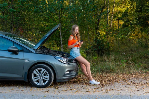 Weibliche Sms Für Hilfe Auto Bild — Stockfoto