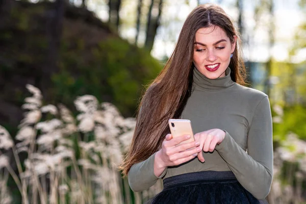 Jeune Belle Femme Brune Émotionnelle Est Surprise Par Message Elle — Photo